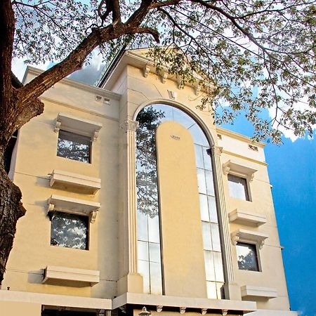Deluxe Hotel Chennai Bagian luar foto