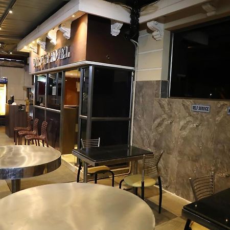 Deluxe Hotel Chennai Bagian luar foto