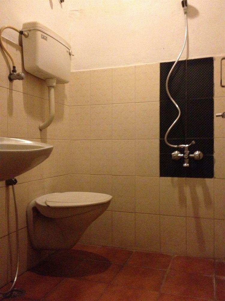 Deluxe Hotel Chennai Bagian luar foto
