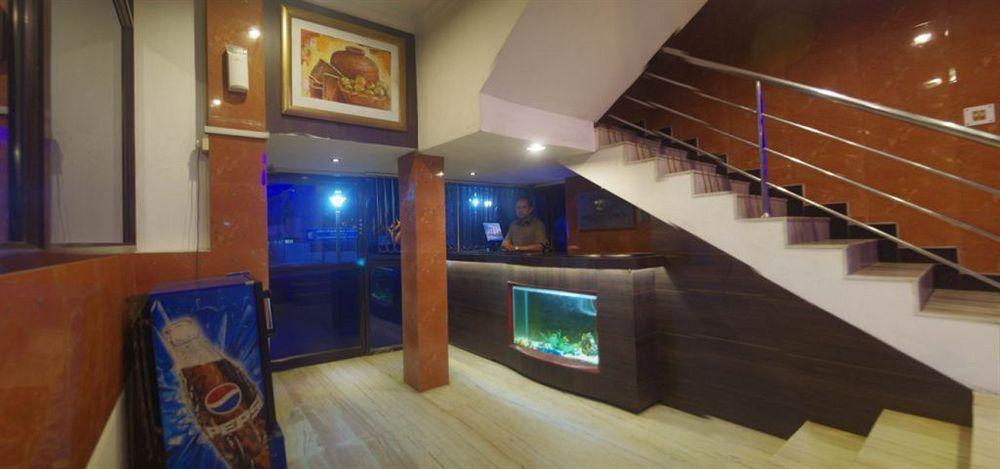 Deluxe Hotel Chennai Bagian luar foto