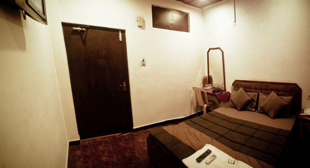 Deluxe Hotel Chennai Bagian luar foto