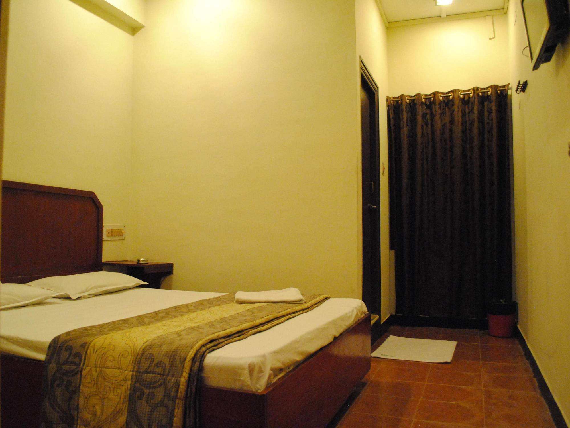 Deluxe Hotel Chennai Bagian luar foto