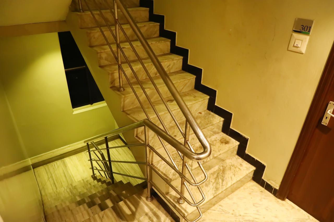 Deluxe Hotel Chennai Bagian luar foto