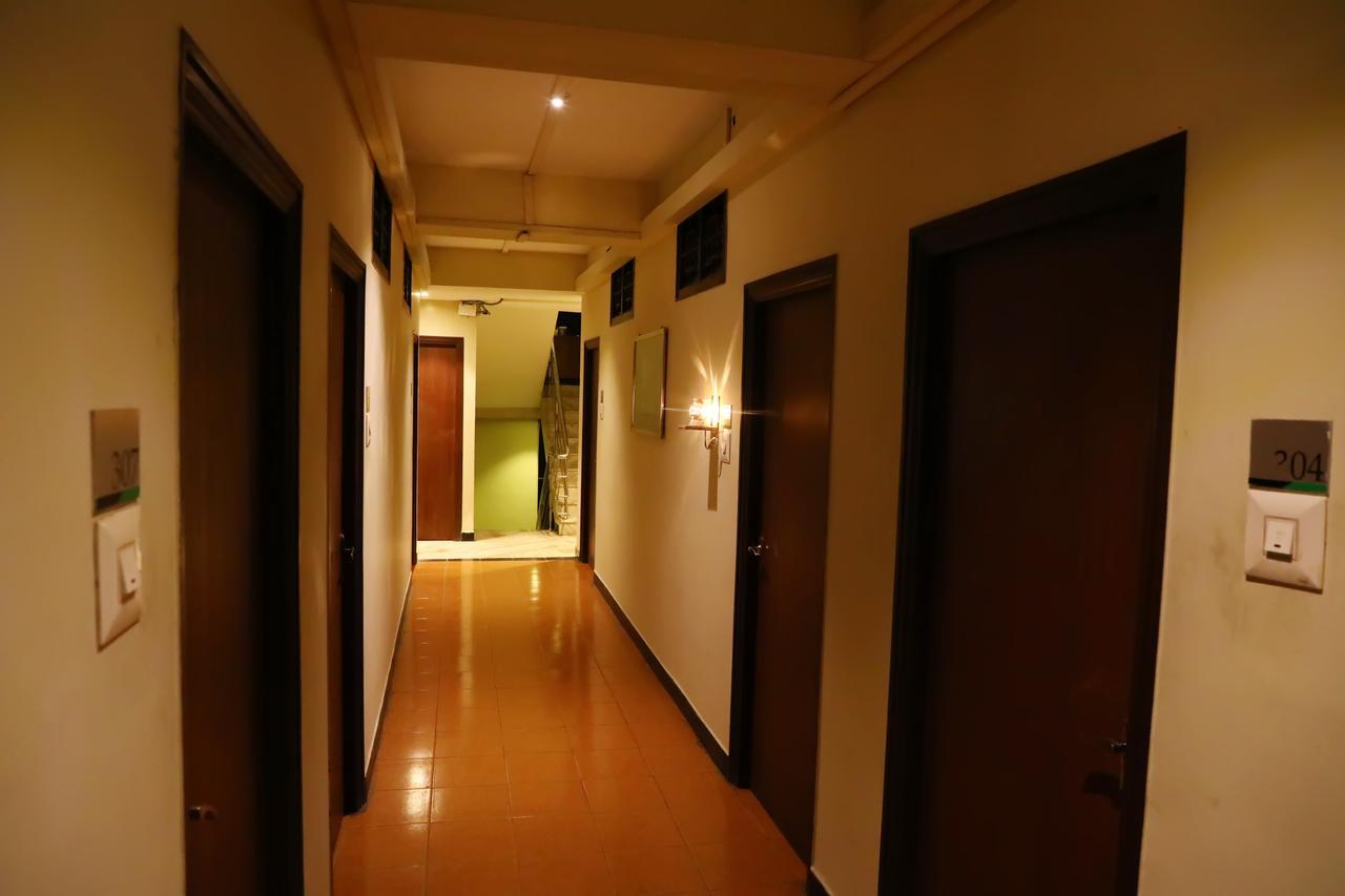 Deluxe Hotel Chennai Bagian luar foto