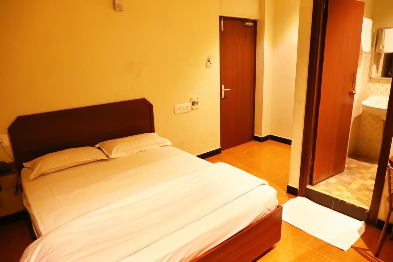 Deluxe Hotel Chennai Bagian luar foto