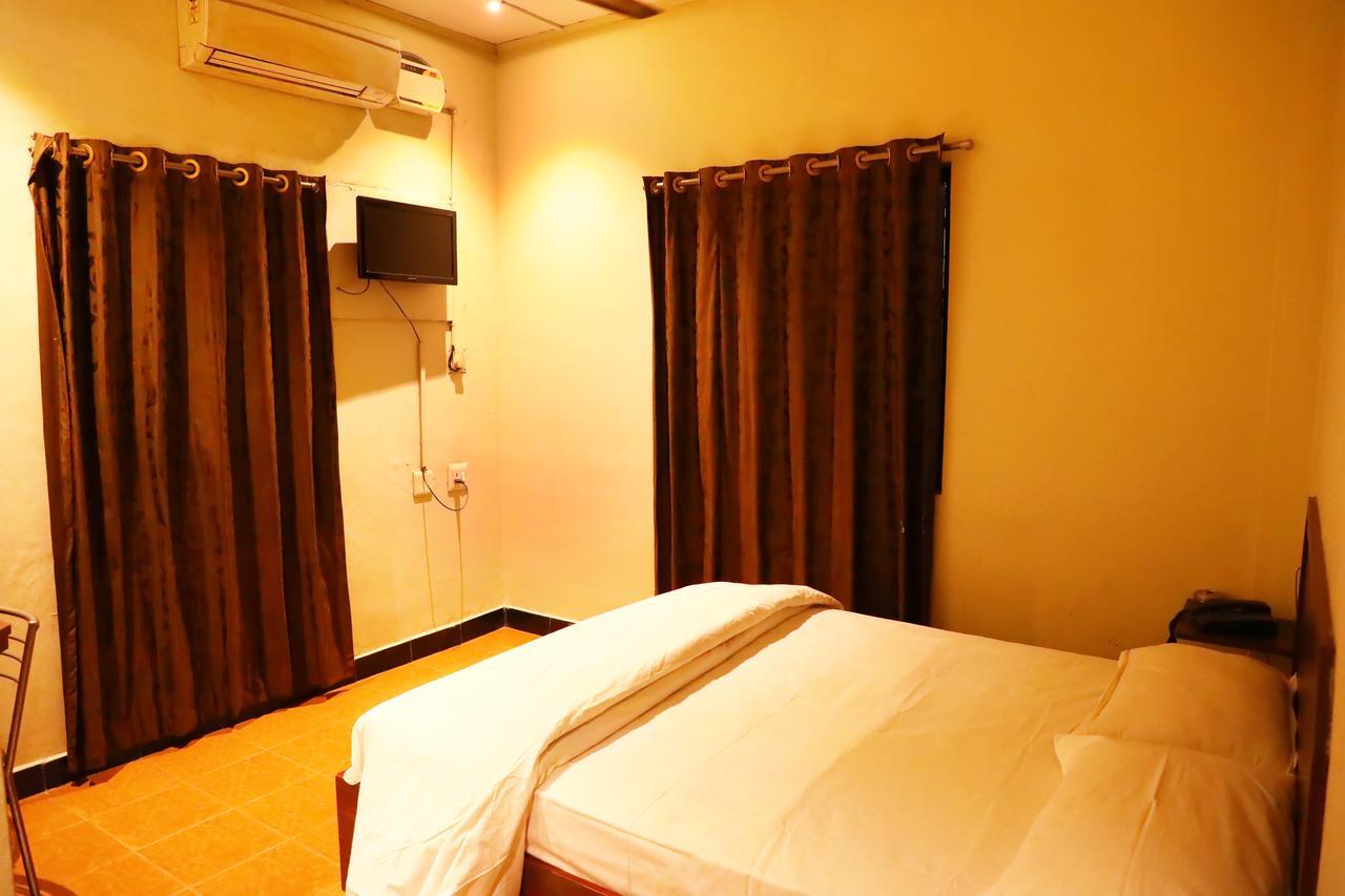 Deluxe Hotel Chennai Bagian luar foto