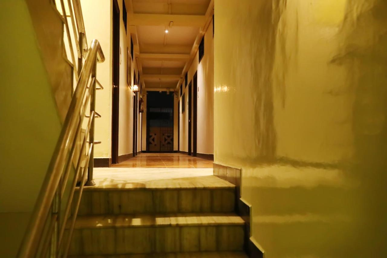 Deluxe Hotel Chennai Bagian luar foto