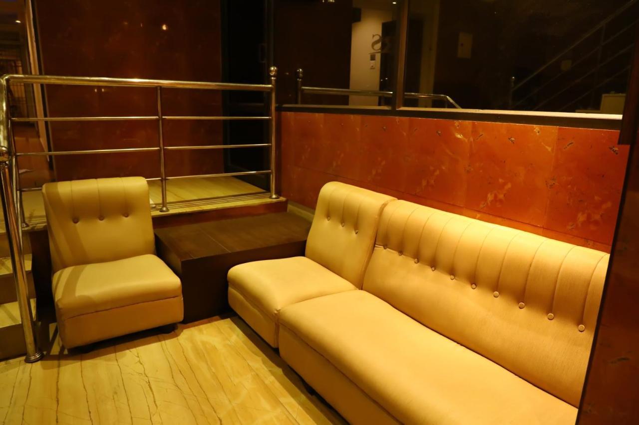 Deluxe Hotel Chennai Bagian luar foto