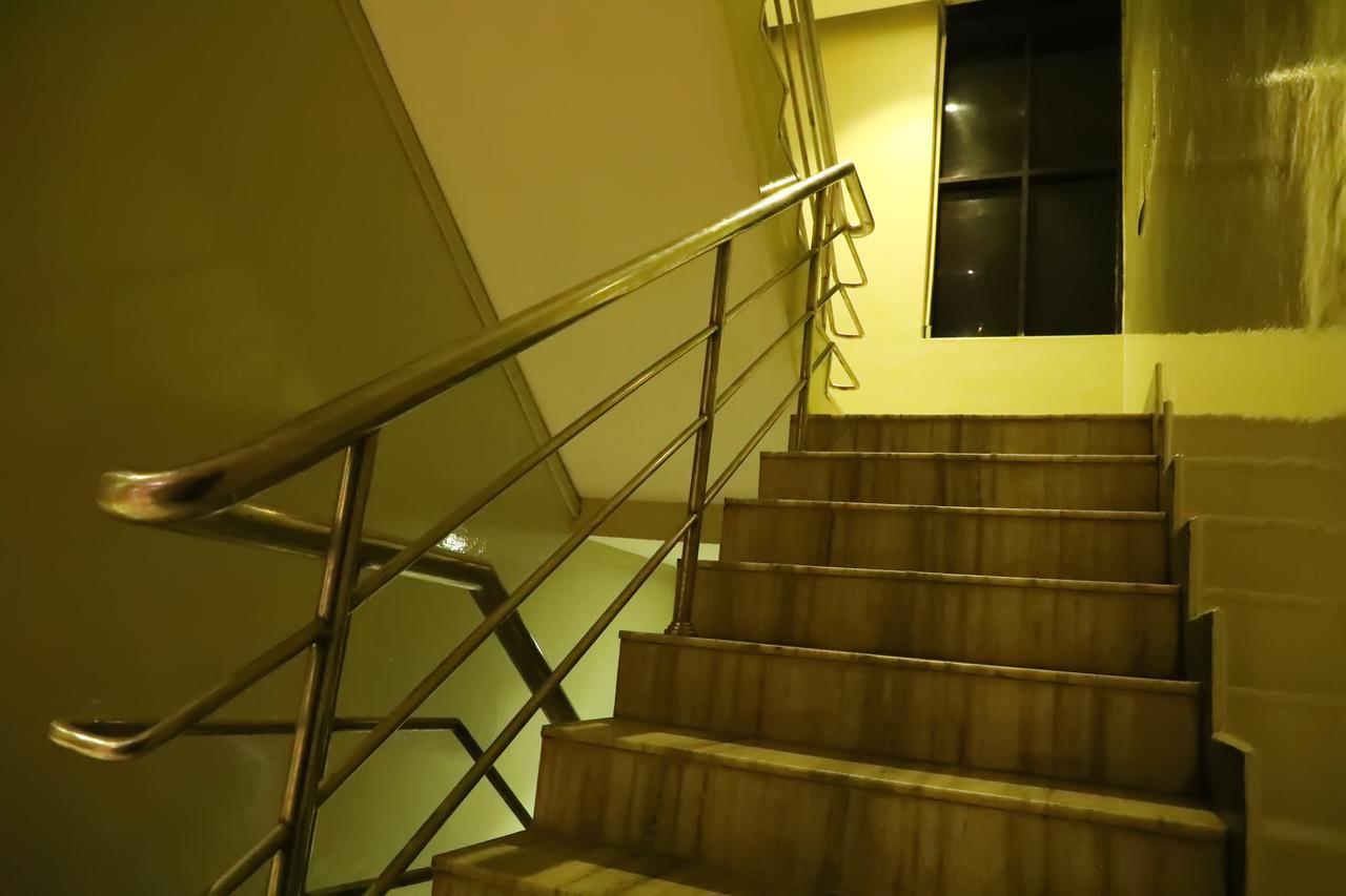Deluxe Hotel Chennai Bagian luar foto