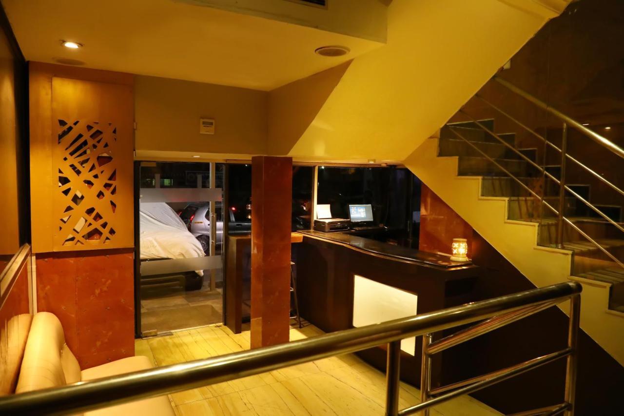 Deluxe Hotel Chennai Bagian luar foto