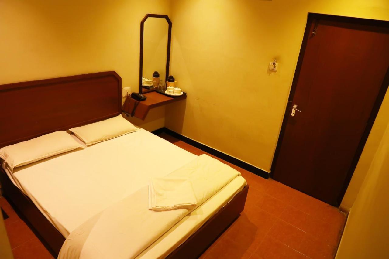 Deluxe Hotel Chennai Bagian luar foto