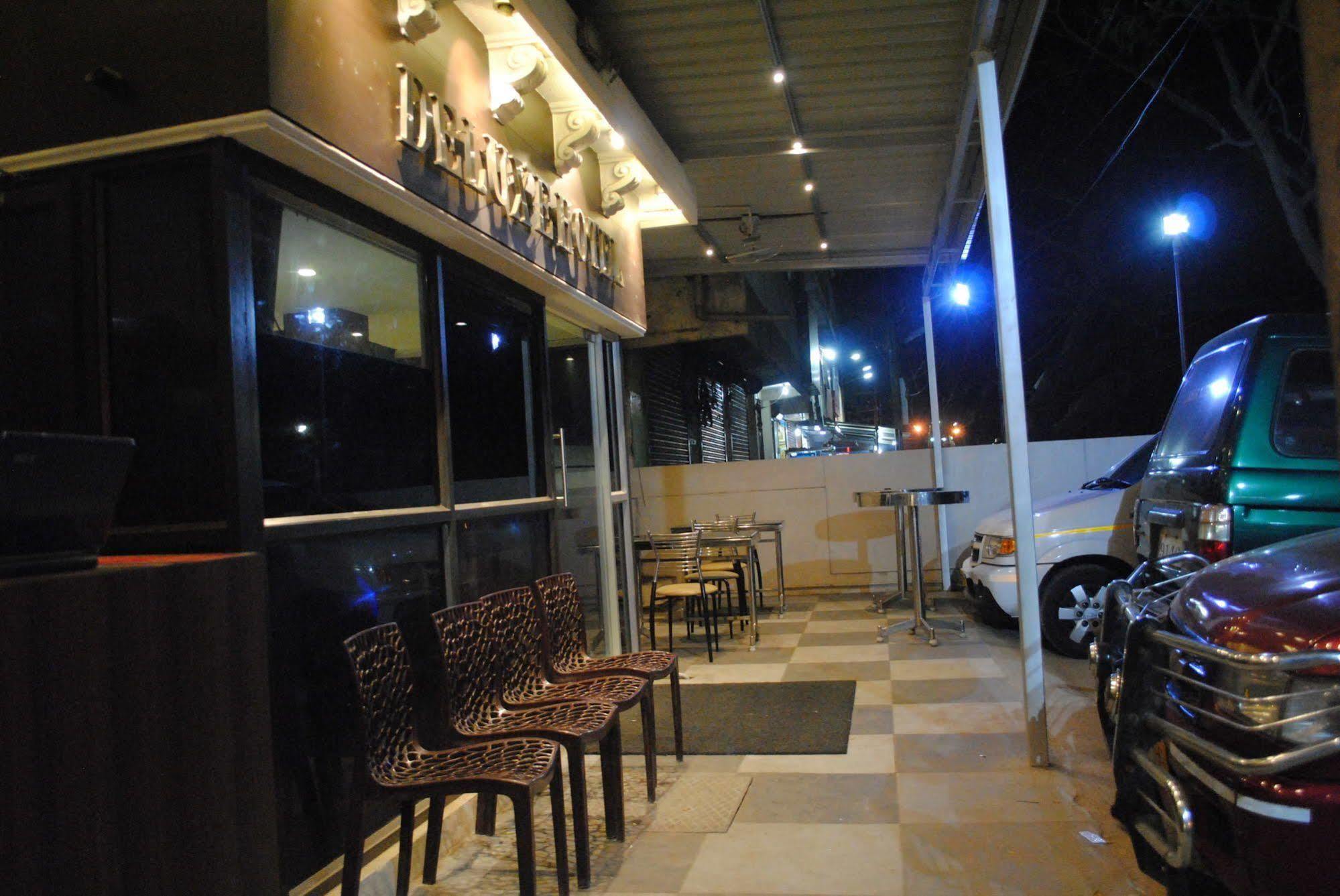 Deluxe Hotel Chennai Bagian luar foto