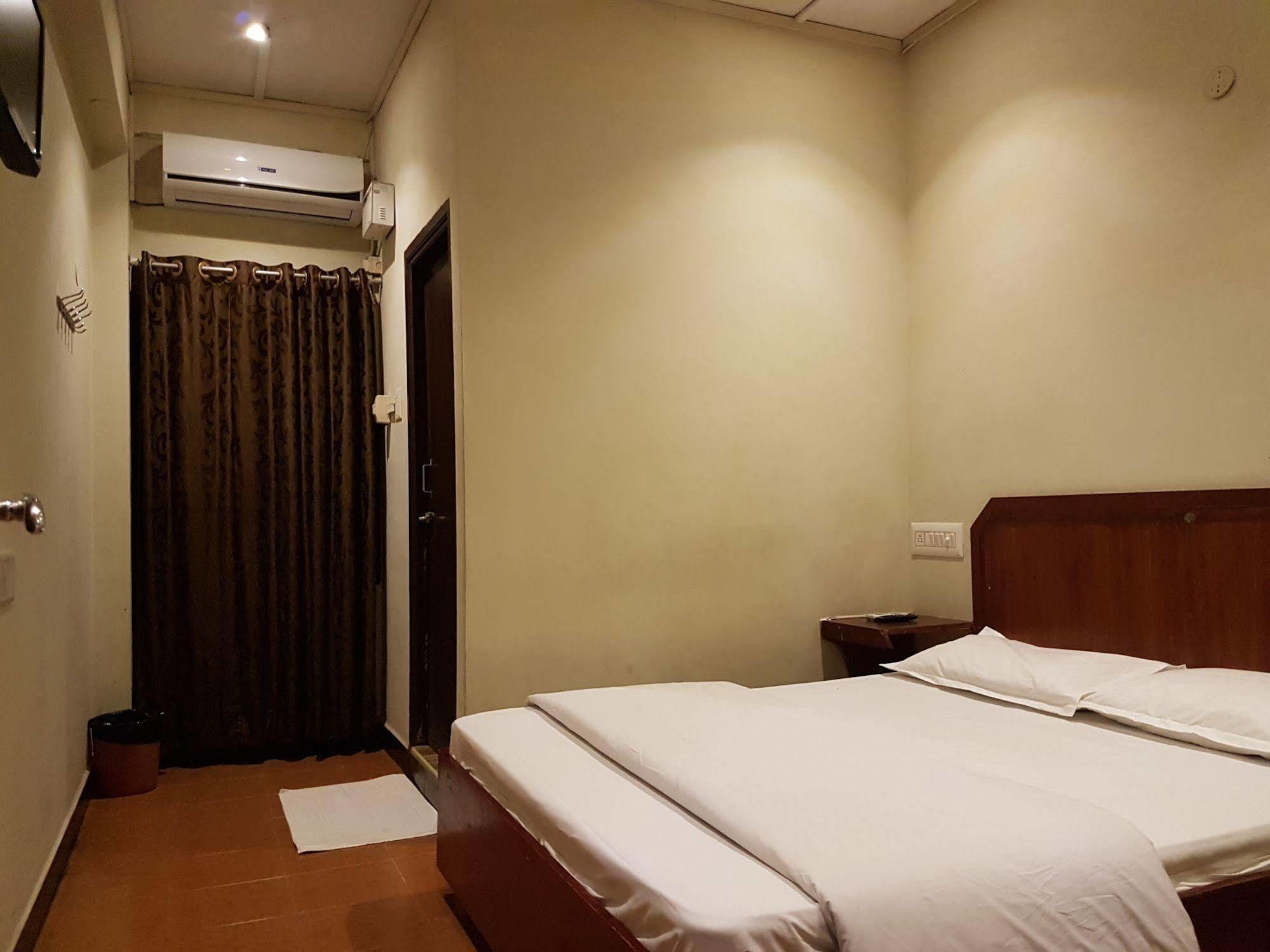 Deluxe Hotel Chennai Bagian luar foto