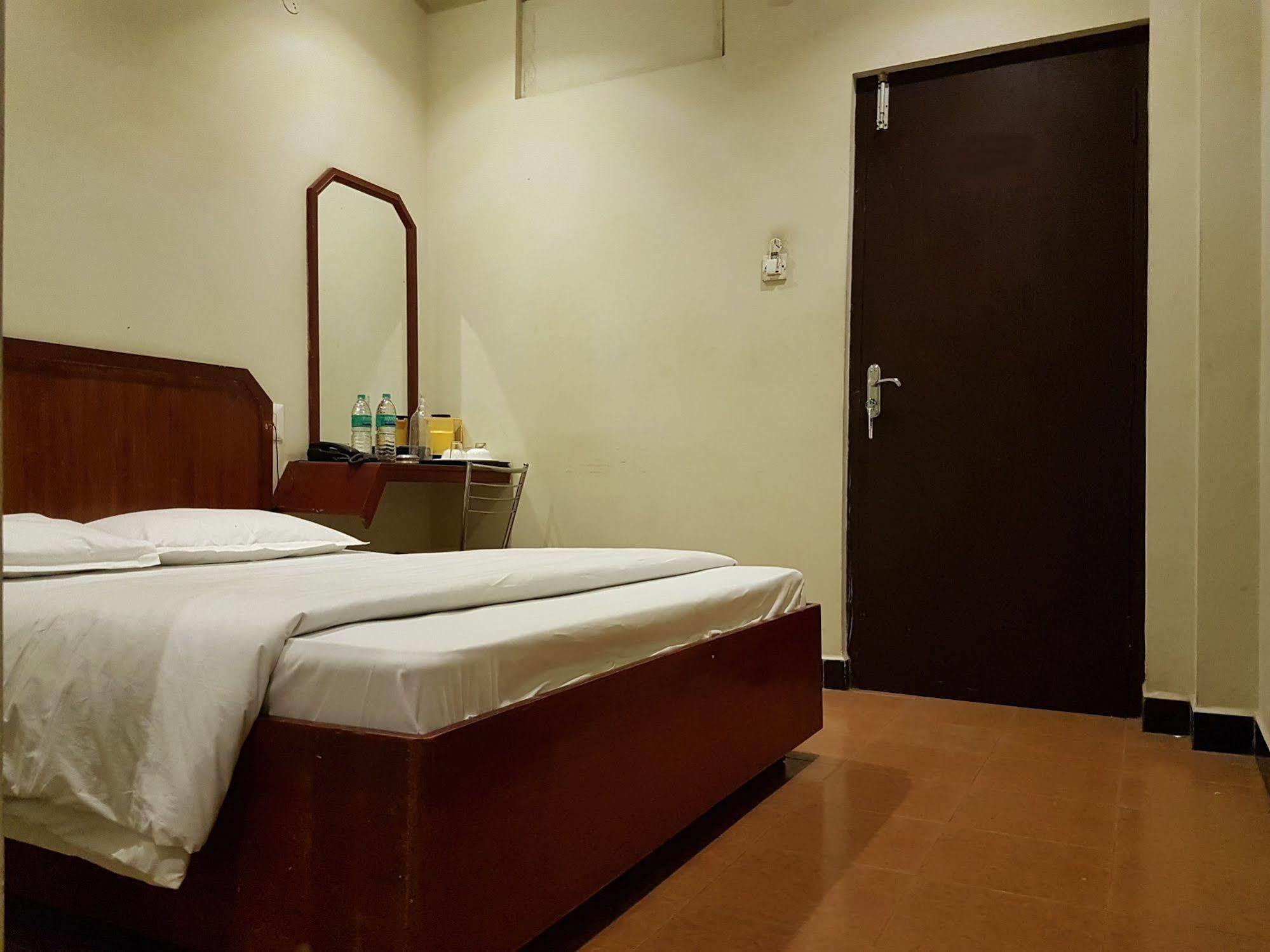 Deluxe Hotel Chennai Bagian luar foto