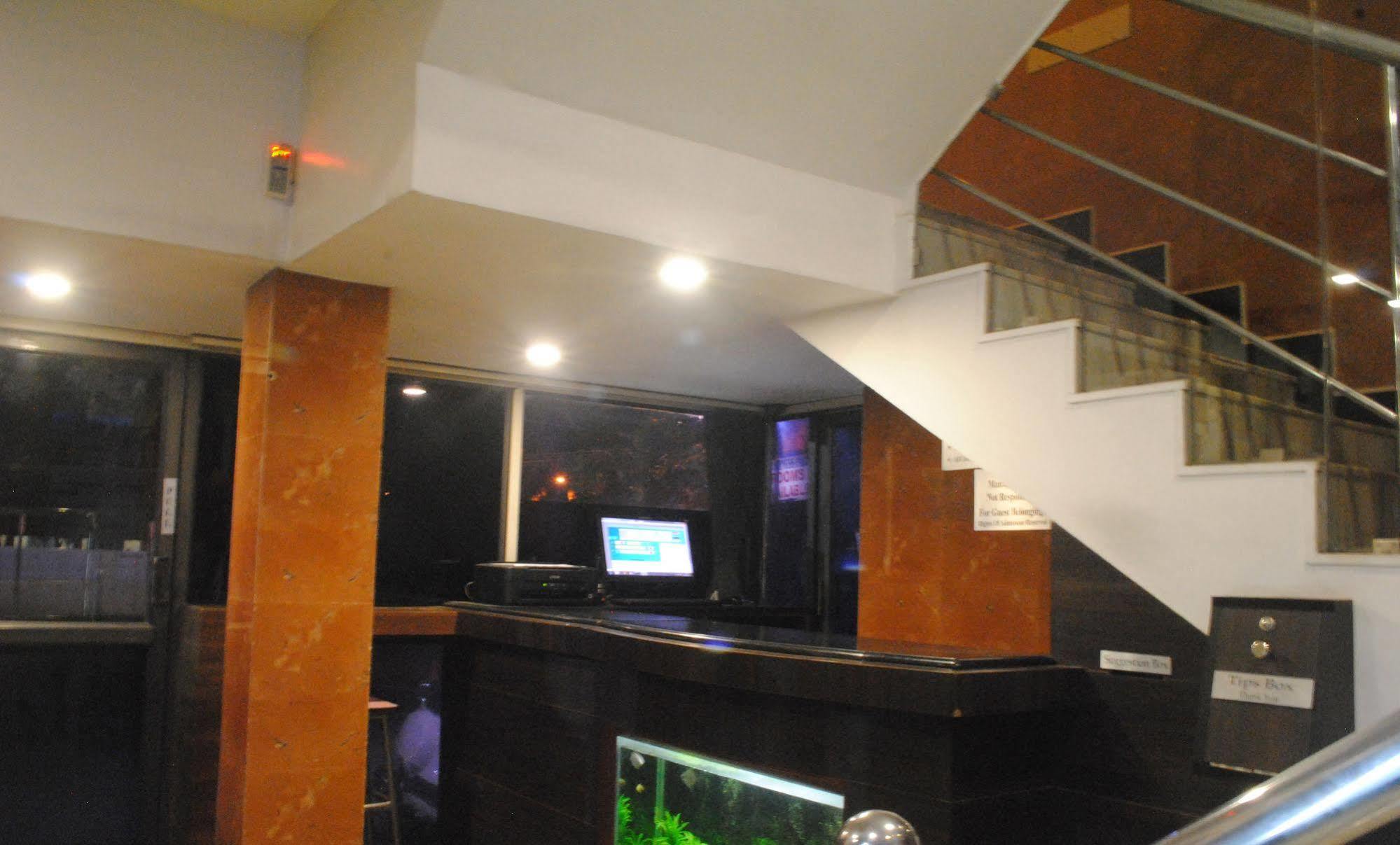 Deluxe Hotel Chennai Bagian luar foto