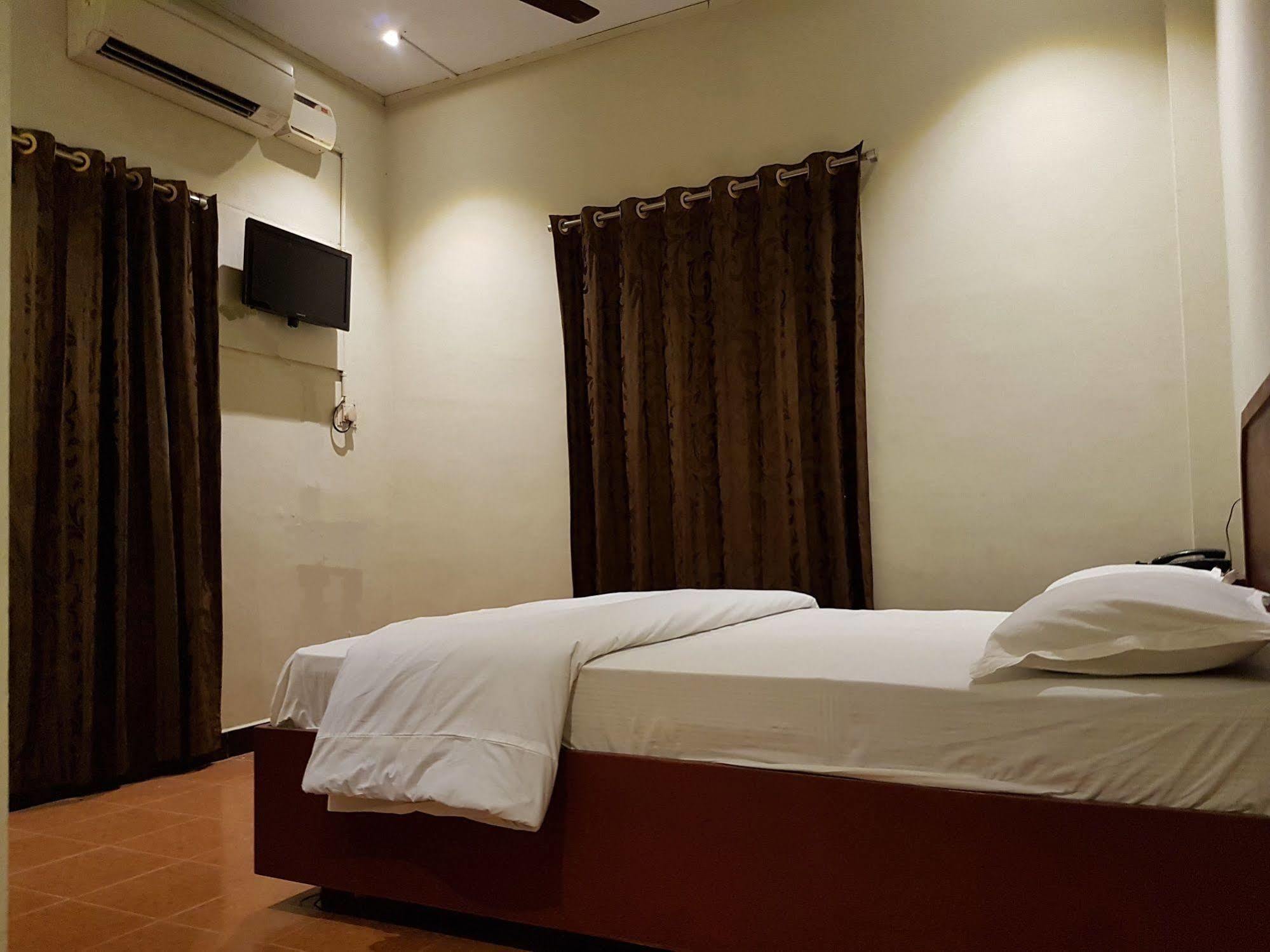 Deluxe Hotel Chennai Bagian luar foto