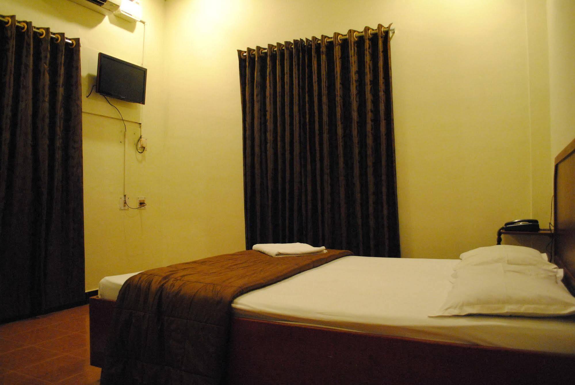 Deluxe Hotel Chennai Bagian luar foto