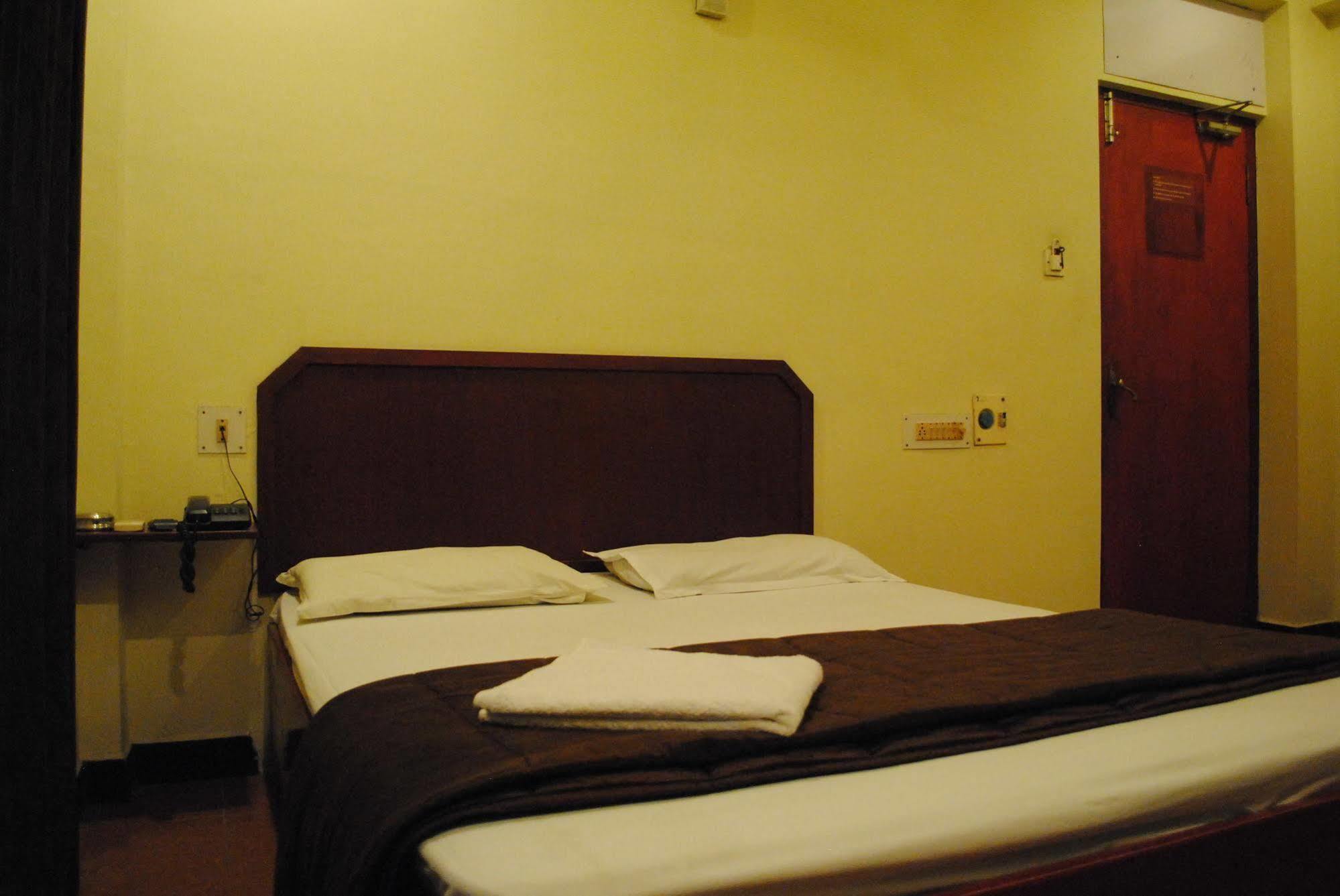 Deluxe Hotel Chennai Bagian luar foto