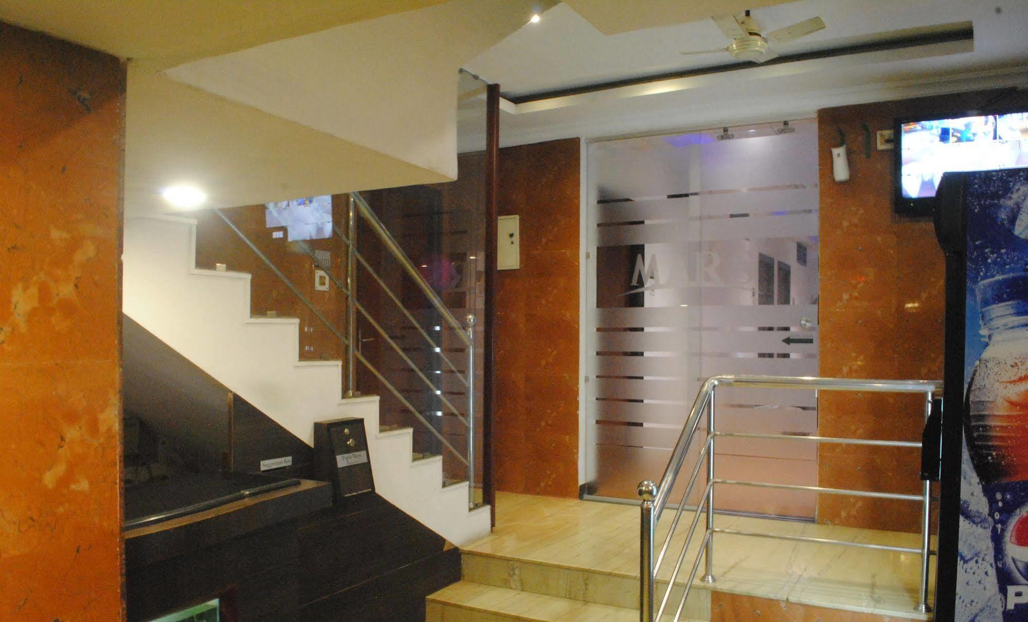 Deluxe Hotel Chennai Bagian luar foto