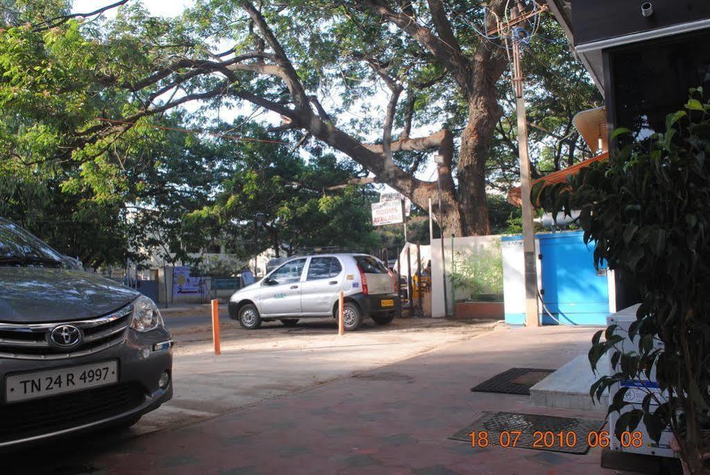 Deluxe Hotel Chennai Bagian luar foto