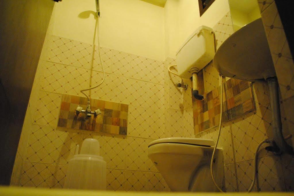 Deluxe Hotel Chennai Bagian luar foto